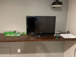 X Box One S: Wall mount + all wires + 2 controllers