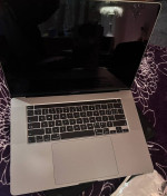 MacBook Pro (15-inch, with touchbar)