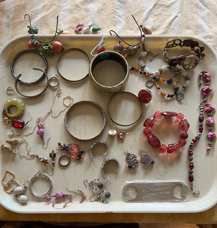 Large bundle of jewelry, assorted items