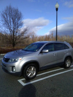 2015 Kia Sorento EX FWD parked, featuring new brakes, tires, and leather interior, ideal for family travel.