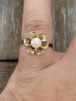 14k Yellow Gold Ladies Flower Ring With Pearl. Size 8.75
