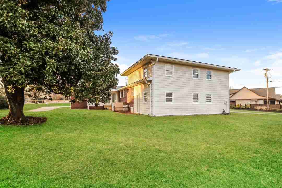 6 Bedroom 3.5 Bedroom Single Family Home For Rent