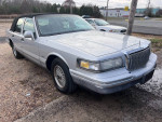 1995 Lincoln Towncar Signature with 70,000 miles in excellent condition, ideal for Uber or commuting.
