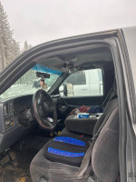 Interior view of a 2000 Chevrolet Silverado 1500 showcasing blue seat covers and dashboard details